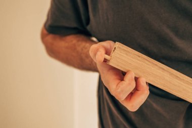 DIY ev projesinde mobilya montajı yaparken ahşap pencereler kullanmak, seçici odaklanma