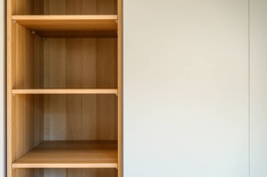 Tahta parşömen malzemesinden yapılmış basit minimalist depolama rafları, kopya alanı olarak boş raf, seçici odak