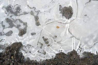 Kırsal toprak yoldaki donmuş su kadar buzlu, üst manzara