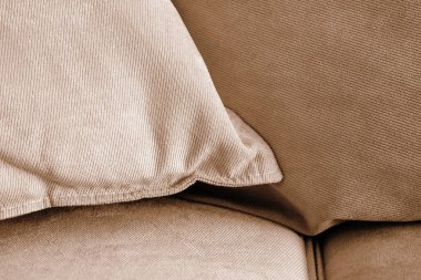 Bej kanepe yastıkları seçici bir odak ile kapanır