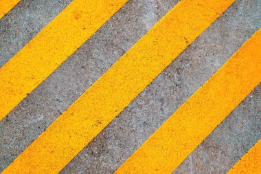 Beton yol yüzeyinde ayrılmış alan olarak sarı çizgili desen, üst görünüm