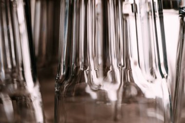 Yıkandıktan sonra mutfak tezgahında boş temiz içki bardakları.