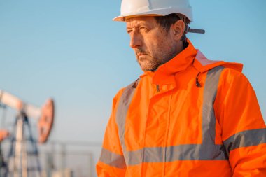 Petrol ve gaz çıkarma sürecini denetleyen sondaj kulesi mühendisi, petrol pompasının sahadaki performansını izleyen, seçici odaklı