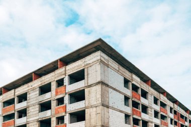 Yerleşim yeri gökdelen inşaat alanı, tamamlanmamış beton yapı blokları