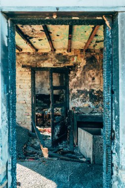 Yanan ev, kundaklamadan sonraki odanın ayrıntıları, seçici odaklanma.