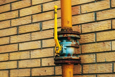 Konut binasının dış duvarındaki gaz boru hattı vanası, seçici odak noktası