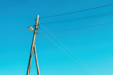 Sokak lambası ve elektrik kabloları olan eski ahşap lamba direği, seçici odaklı.