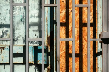 Terk edilmiş eski mağazanın vitrin koruma parmaklıkları kentsel model olarak