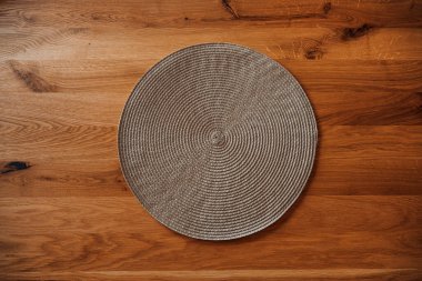 Yuvarlak masa paspası ya da üstten görünüşlü meşe ağacından masa örtüsü.