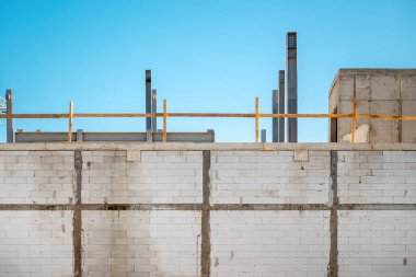 İnşaat alanında çelik direkler ve kirişler, seçici odak