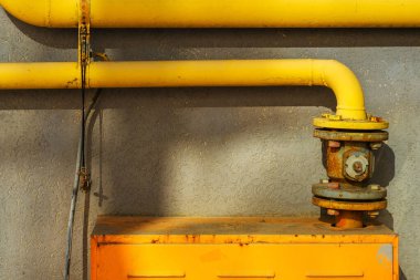 Konut binasının dış duvarındaki gaz boru hattı vanası, seçici odak noktası