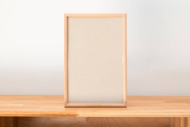 Boş ahşap çerçeve, üstahşap dolaba yerleştirilmiş, seçici odak olarak kopyalama alanı