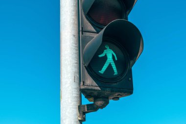 Yeşil ışık, yaya dur ışığı caddeye yakın, seçici odak