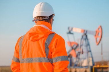 Petrol ve gaz çıkarma sürecini denetleyen sondaj kulesi mühendisi, petrol pompasının sahadaki performansını izleyen, seçici odaklı