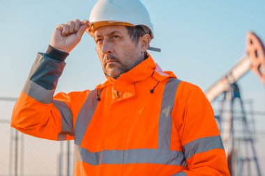 Petrol ve gaz çıkarma sürecini denetleyen sondaj kulesi mühendisi, petrol pompasının sahadaki performansını izleyen, seçici odaklı