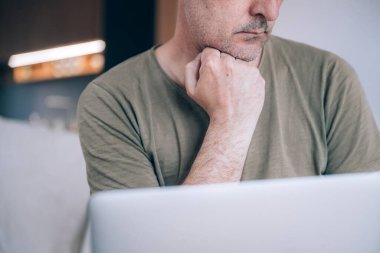 Telekomünikasyon işçisi oturma odasından bir dizüstü bilgisayarla çalışıyor, seçici odaklı.