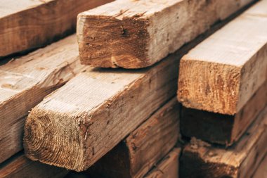 Bölgeye istiflenmiş büzülmüş kereste yığını, seçici odaklı.