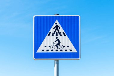 Bitişik yaya geçidi ve bisiklet geçidi tabelası