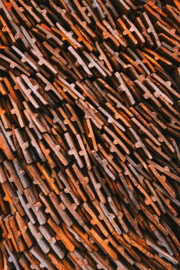 Eski yıpranmış çatı kiremitleri dizili, dikey görüntü