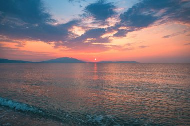 Ege Denizi 'nde gün doğumu ve Yunanistan' ın Vrasna kentinden görülen Strymonian körfezi. Seçici odak.