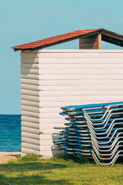 Ege sahil şeridindeki ahşap yazlık, seçici odaklı.