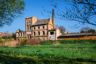 Sırbistan 'ın Zrenjanin kentinde terk edilmiş eski bir sirke ve içki fabrikasının kalıntıları ve kalıntıları seçici bir odak noktası
