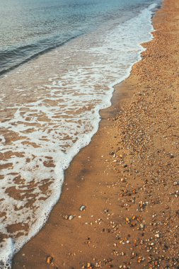 Vrasna plajı, deniz dalgalarının kumlu kıyı şeridine vurduğu güzel deniz manzarası, seçici odaklanma