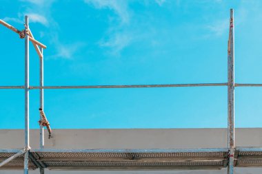 İnşaat alanındaki yapı iskelesi, endüstriyel arka plan
