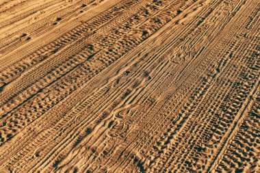 Kumlu toz yolunda lastik izleri, seçici odak