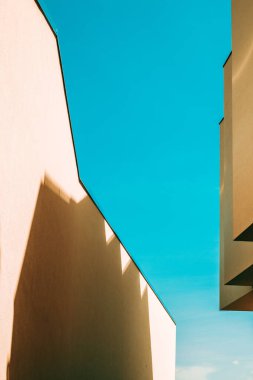 Mimari şablon, gölgesi ve ışığı olan modern konut cephesi, arka plan olarak minimalist kompozisyon