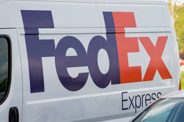 Novi Sad, Sırbistan - 27 Nisan 2025: FedEx Express minibüsü sokakta. Ulaşım, e-ticaret ve iş hizmetlerinde uzmanlaşmış çok uluslu bir Amerikan şirketi..