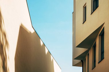 Mimari şablon, gölgesi ve ışığı olan modern konut cephesi, arka plan olarak minimalist kompozisyon