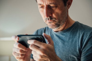 Oyuncu cep telefonunda eğlenceli video oyunu oynuyor, seçici odaklanma