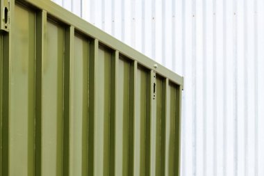 Çiftlikte çekici araç römorku, seçici odak