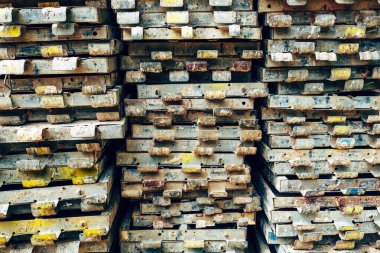 İnşaat alanında yığılmış metal yapı iskelesi, endüstriyel arka plan