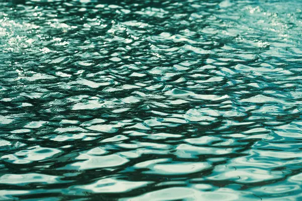 Göl suyu yüzeyi, doğal arka plan olarak dalgalanma deseni, seçici odak