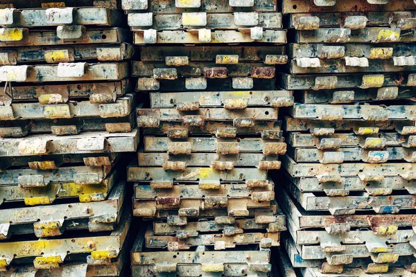 İnşaat alanında yığılmış metal yapı iskelesi, endüstriyel arka plan