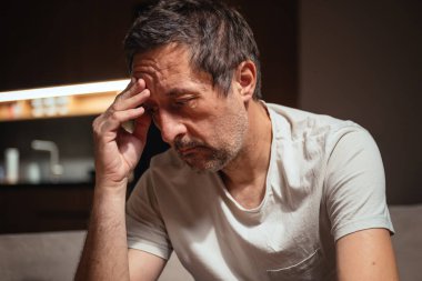 Başarısızlık ve hayal kırıklığı, olgun bir erkeğin somurtmasının gösterişsiz portresi, seçici odaklanma.