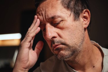 Başarısızlık ve hayal kırıklığı, olgun bir erkeğin somurtmasının gösterişsiz portresi, seçici odaklanma.