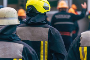 İtfaiyeciler iş başında, itfaiyeciler koruyucu giyimli, seçici odaklı.