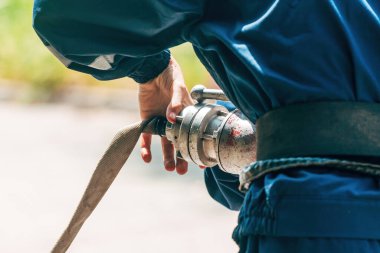 İtfaiyeciler su hortumunu yerleştiriyor, seçici odaklanma