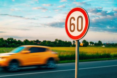 Hız limitinde hız yapan trafik işareti, seçici odaklı hareket bulanıklığı olan resim