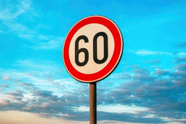 60 km hız sınırlaması için 60 numaralı hız sınırı işareti, seçici odak