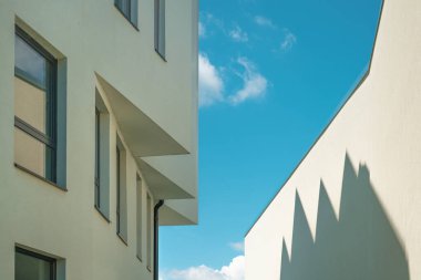 Mimari şablon, gölgesi ve ışığı olan modern konut cephesi, arka plan olarak minimalist kompozisyon