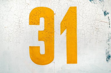 Arka plan olarak grunge beyaz duvar üzerinde otuz bir numara sarı
