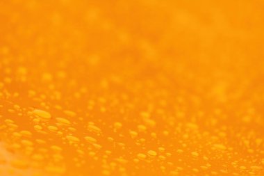 Pürüzsüz sarı metalik endüstriyel nesne yüzeyi, hava ve iklim konsepti üzerine yağmur damlaları, seçici odaklanma