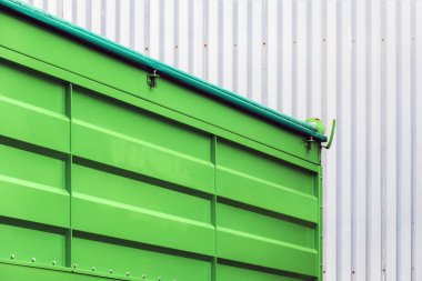 Çiftlikte çekici araç römorku, seçici odak