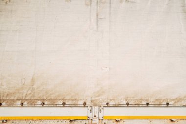 Muşamba kaplı yarı kamyon römorkları, ulaşım ve iş konsepti, kopyalama alanı dahil