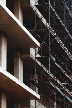 İskeleli, seçici odaklı güçlendirilmiş beton yapı inşaat sahası