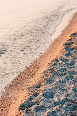 Yaz sabahı deniz kıyısında, seçici bir odak noktası